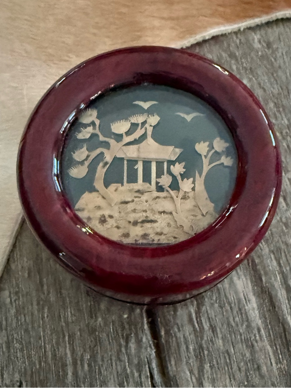 Vintage Small Handcrafted Red Lacquer Decorative Trinket Box with Asian Landscap - Picture 3 of 8